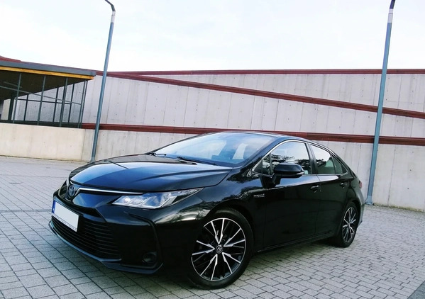 Toyota Corolla cena 76700 przebieg: 83000, rok produkcji 2019 z Chełmża małe 301